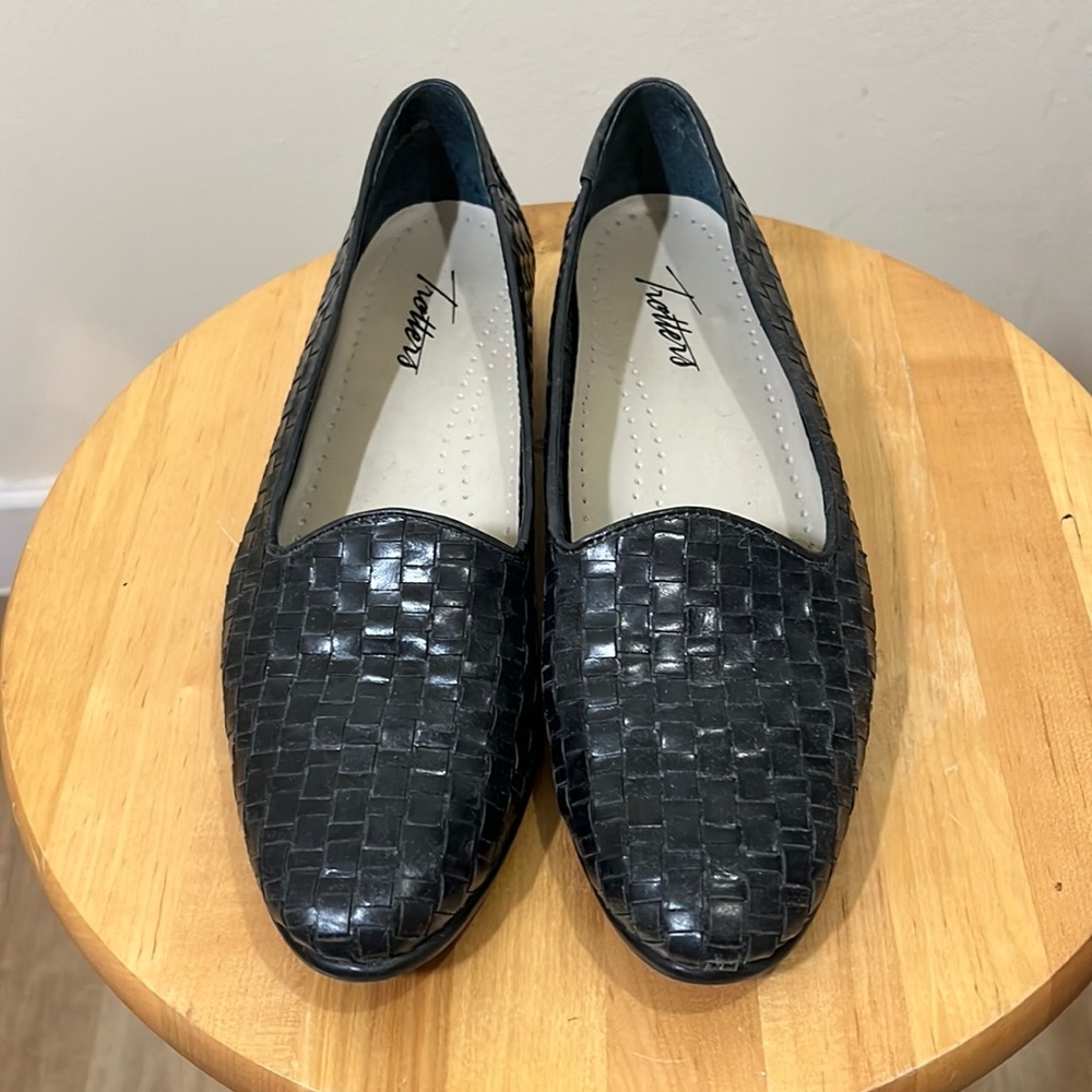 Trotters Liz black basket weave, leather loaders. Size 7N.